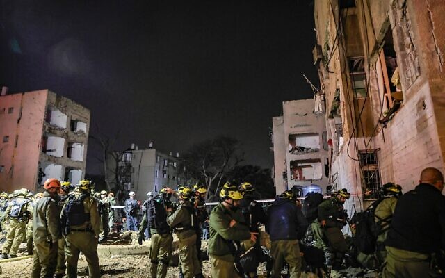 Les forces de sécurité et de secours israéliennes sur les lieux où un missile tiré depuis l'Iran a causé des dégâts à des immeubles, dans la ville d'Arad, dans le sud du pays, le 21 mars 2026. (Crédit : Tsafrir Abayov/Flash90) Les forces de sécurité et de secours israéliennes sur les lieux où un missile tiré depuis l'Iran a causé des dégâts à des immeubles, dans la ville d'Arad, dans le sud du pays, le 21 mars 2026. (Crédit : Tsafrir Abayov/Flash90)
