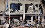 Illustration : Les forces de sécurité et de secours israéliennes sur les lieux où un missile tiré depuis l'Iran a causé d'importants dégâts, à Arad, dans le sud d'Israël, le 22 mars 2026. (Crédit : Chaïm Goldberg/Flash90)