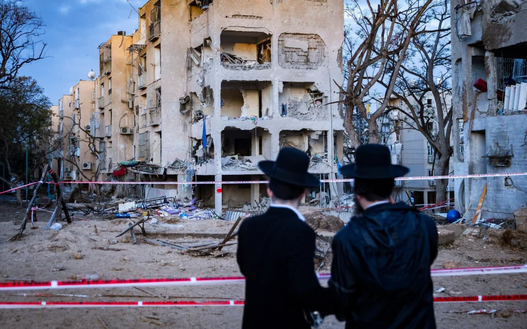 Scène où un missile tiré d’Iran vers Israël a endommagé des immeubles d’habitation dans la ville d’Arad, au sud du pays, le 22 mars 2026. (Crédit : Chaim Goldberg/Flash90)