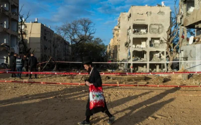 Point d'impact d'un missile tiré depuis l'Iran sur des logements à Arad, dans le sud d'Israël, le 22 mars 2026. (Chaim Goldberg/ Flash90)