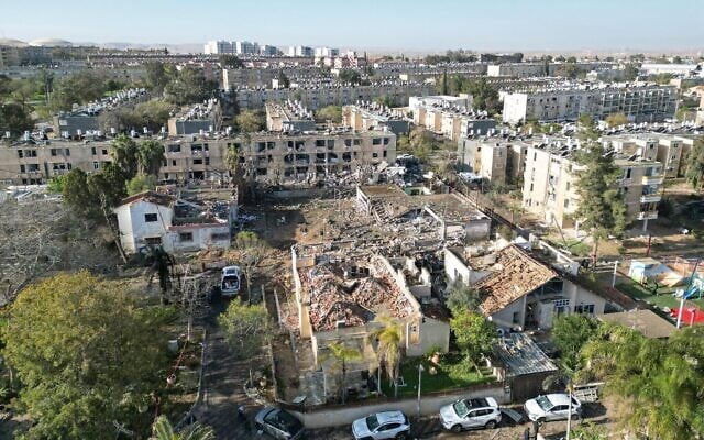 Le lieu où un missile tiré depuis l'Iran en direction d'Israël a endommagé des immeubles, dans la ville méridionale de Dimona, le 22 mars 2026. (Crédit : Chaïm Goldberg/Flash90)