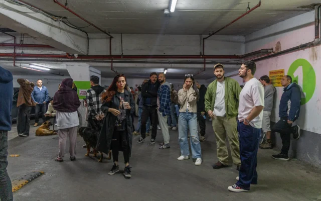 Des personnes se réfugient dans un abri antiaérien après le tir de missiles par l'Iran, à Tel Aviv, le 22 mars 2026. (Crédit : Yossi Aloni/Flash90)