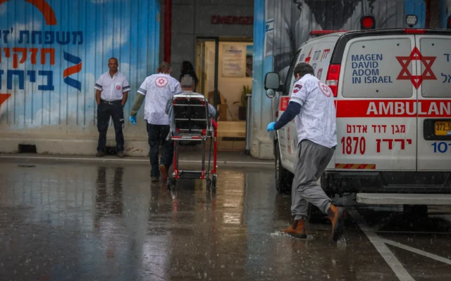 Des personnes blessées lors d'une frappe de missile du groupe terroriste chiite libanais du Hezbollah sur Kiryat Shmona arrivant au centre hospitalier Ziv, à Safed, dans le nord d'Israël, le 23 mars 2026. ( Crédit :David Cohen/Flash90)