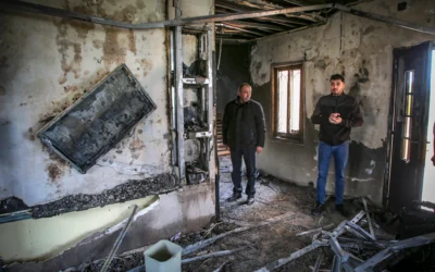 La scène où des véhicules et des maisons ont été incendiés à la suite d’une attaque de résidents d’implantations contre le village de Deir al-Hatab, à l’est de Naplouse en Cisjordanie, le 23 mars 202 (Crédit : Nasser Ishtayeh/Flash90) La scène où des véhicules et des maisons ont été incendiés à la suite d’une attaque de résidents d’implantations contre le village de Deir al-Hatab, à l’est de Naplouse en Cisjordanie, le 23 mars 202 (Crédit : Nasser Ishtayeh/Flash90)