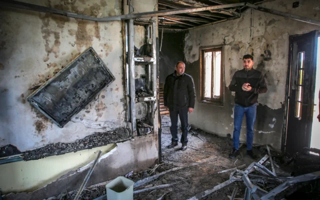 La scène où des véhicules et des maisons ont été incendiés à la suite d’une attaque de résidents d’implantations contre le village de Deir al-Hatab, à l’est de Naplouse en Cisjordanie, le 23 mars 202 (Crédit : Nasser Ishtayeh/Flash90)