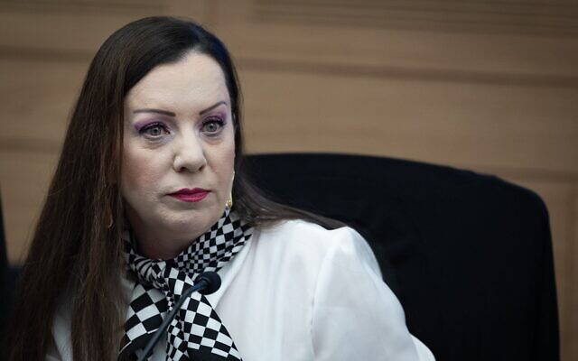 La députée Likud, Tally Gotliv, assistant à une réunion de la commission de la Constitution, du Droit et de la Justice de la Knesset, à Jérusalem, le 23 mars 2026. (Crédit : Oren Ben Hakoon/Flash90)