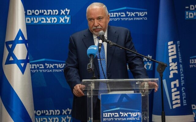 Avigdor Liberman, le chef du parti Yisrael Beytenu, préside une réunion de son groupe parlementaire à la Knesset le 23 mars 2026 (Crédit : Yonatan Sindel/Flash90)