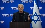 Le chef de l'opposition Yaïr Lapid présidant une réunion de faction de la Knesset de son parti Yesh Atid, à Jérusalem, le 23 mars 2026. (Crédit : Yonatan Sindel/Flash90)