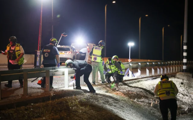 Les premiers secours interviennent sur les lieux où une femme a été tuée par une roquette du Hezbollah près du carrefour de Mahanayim, à proximité de Rosh Pina, dans le nord d’Israël, le 24 mars 2026. (Crédit : David Cohen/Flash90)