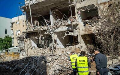 Les forces de sécurité et de secours israéliennes sur les lieux où un missile tiré depuis l'Iran en direction d'Israël a causé des dégâts, à Tel Aviv, le 24 mars 2026. (Crédit : Flash90)