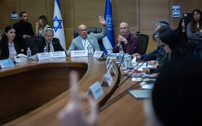 Le ministre de la Sécurité intérieure Itamar Ben Gvir et le député Zvika Fogel, président de la commission de Sécurité nationale de la Knesset, lors d'une réunion de la commission à Jérusalem, le 24 mars 2026. (Crédit : Yonatan Sindel/Flash90) Le ministre de la Sécurité intérieure Itamar Ben Gvir et le député Zvika Fogel, président de la commission de Sécurité nationale de la Knesset, lors d'une réunion de la commission à Jérusalem, le 24 mars 2026. (Crédit : Yonatan Sindel/Flash90)