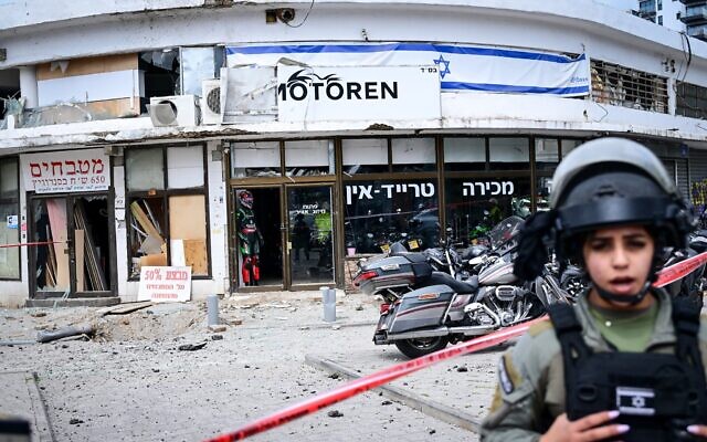 Des membres du Commandement du Front intérieur sur le lieu de l'impact d'un missile iranien, à Tel Aviv, le 26 mars 2026. (Crédit : Avshalom Sassoni/Flash90)