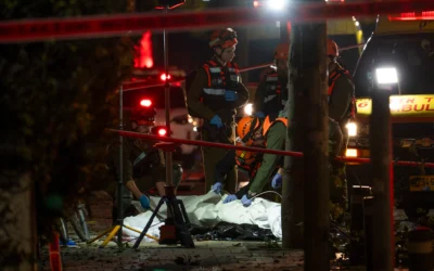 Les forces de sécurité et de secours israéliennes sur les lieux où un missile tiré depuis l’Iran a tué une personne à Tel Aviv, le 28 mars 2026. (Crédit : Flash90)