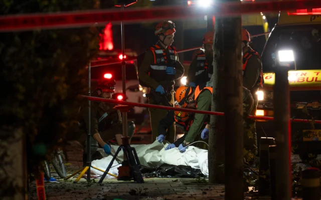 Les forces de sécurité et de secours israéliennes sur les lieux où un missile tiré depuis l’Iran a tué une personne à Tel Aviv, le 28 mars 2026. (Crédit : Flash90)