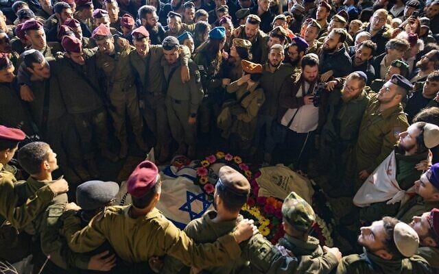 La famille et les amis du sergent Moshe Yitzchak Katz, soldat israélo-américain, assistant à ses funérailles, au cimetière militaire du mont Herzl, à Jérusalem, le 29 mars 2026. (Crédit : Chaïm Goldberg/Flash90)