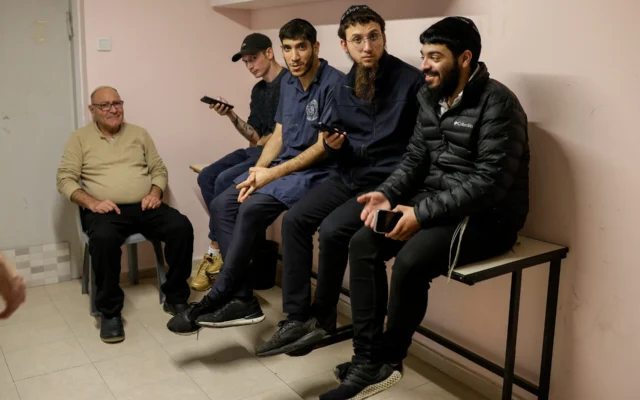 Des Israéliens réfugiés dans un abri antiaérien public à Kfar Chabad alors qu'une sirène annonce l'arrivée de missiles tirés depuis l'Iran vers Israël, le 29 mars 2026. (Crédit : Rachel Alroey/Flash90)