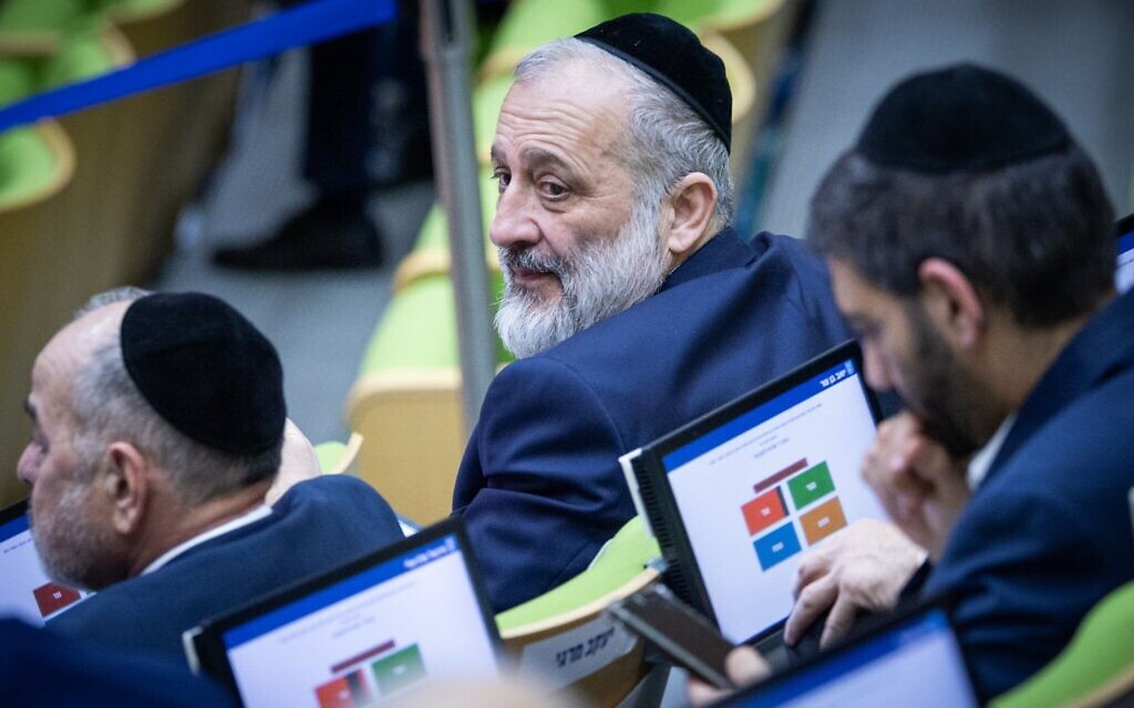 Le chef du parti Shas, Aryeh Deri, assistant à un vote sur le budget de l'État 2026, à la Knesset, le 29 mars 2026. (Crédit : Yonatan Sindel/Flash90)
