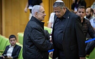 Le Premier ministre Benjamin Netanyahu s'entretenant avec le ministre de la Sécurité nationale Itamar Ben Gvir, lors du vote sur le budget de l'État, à la Knesset, le 29 mars 2026. (Crédit : Yonatan Sindel/Flash90) Le Premier ministre Benjamin Netanyahu s'entretenant avec le ministre de la Sécurité nationale Itamar Ben Gvir, lors du vote sur le budget de l'État, à la Knesset, le 29 mars 2026. (Crédit : Yonatan Sindel/Flash90)