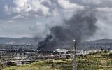 De la fumée s'élevant de la raffinerie de pétrole de Bazan à Haïfa, à la suite d'attaques de missiles lancés depuis l'Iran et le Liban, le 30 mars 2026. (Crédit : Anthony Hershko/Flash90)