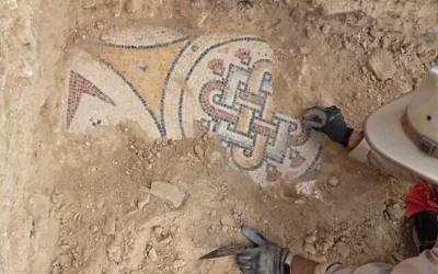 Une église vieille de 1 400 ans, ornée de sols en mosaïque colorée, a été découverte dans le parc national de Nitzana, dans le Neguev. L'annonce en a été faite le 16 mars 2026. (Délégation Nitzana/Université Ben-Gurion)