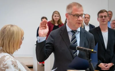 Le politicien allemand Andreas Büttner prête serment lors de la session du parlement régional après son élection au poste de commissaire à l’antisémitisme du Brandebourg, avec des membres de son parti Die Linke en arrière-plan, le 20 juin 2024. (Crédit: Soeren Stache/picture alliance via Getty Images/ via JTA)