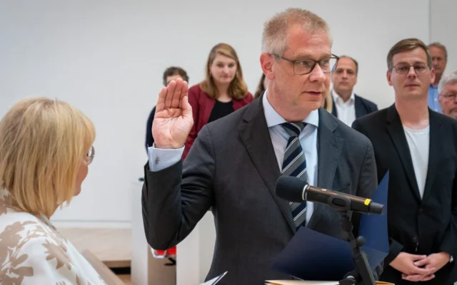 Le politicien allemand Andreas Büttner prête serment lors de la session du parlement régional après son élection au poste de commissaire à l’antisémitisme du Brandebourg, avec des membres de son parti Die Linke en arrière-plan, le 20 juin 2024. (Crédit: Soeren Stache/picture alliance via Getty Images/ via JTA)