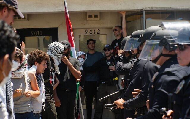 Des manifestants anti-Israël rassemblés devant Adas Torah, une synagogue du quartier de Pico Robertson, à Los Angeles, le 23 juillet 2024. (Crédit : Shay Horse/NurPhoto via Getty Images et JTA)