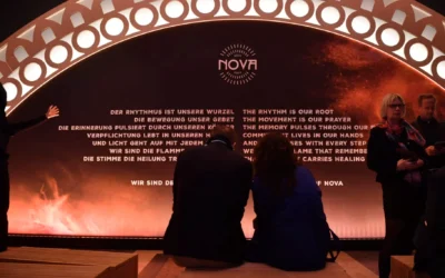Des visiteurs sont assis à l’ouverture de l’exposition « Nova Music Festival Exhibition » dans l’ancien aéroport de Tempelhof à Berlin, le 5 octobre 2025. (Crédit : Paul Zinken/picture alliance via Getty Images)
