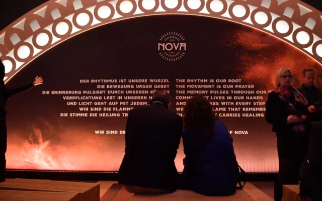 Des visiteurs sont assis à l’ouverture de l’exposition « Nova Music Festival Exhibition » dans l’ancien aéroport de Tempelhof à Berlin, le 5 octobre 2025. (Crédit : Paul Zinken/picture alliance via Getty Images) Des visiteurs sont assis à l’ouverture de l’exposition « Nova Music Festival Exhibition » dans l’ancien aéroport de Tempelhof à Berlin, le 5 octobre 2025. (Crédit : Paul Zinken/picture alliance via Getty Images)