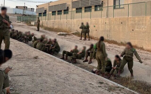 Des soldats se mettent à l'abri des missiles iraniens dans une tranchée, date inconnue. (Crédit : Capture d'écran : X ; utilisée conformément à la clause 27a de la loi sur le droit d'auteur)