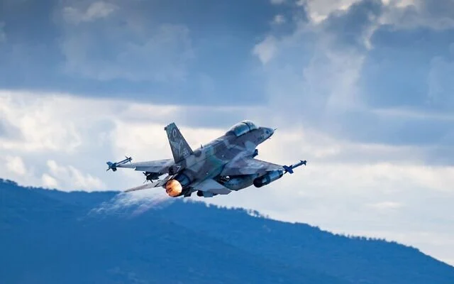 Un F-16I de l'armée de l'air israélienne décollant pour aller bombarder l'Iran, sur une phptp publiée le 12 mars 2026. (Crédit : Armée israélienne) Un F-16I de l'armée de l'air israélienne décollant pour aller bombarder l'Iran, sur une phptp publiée le 12 mars 2026. (Crédit : Armée israélienne)