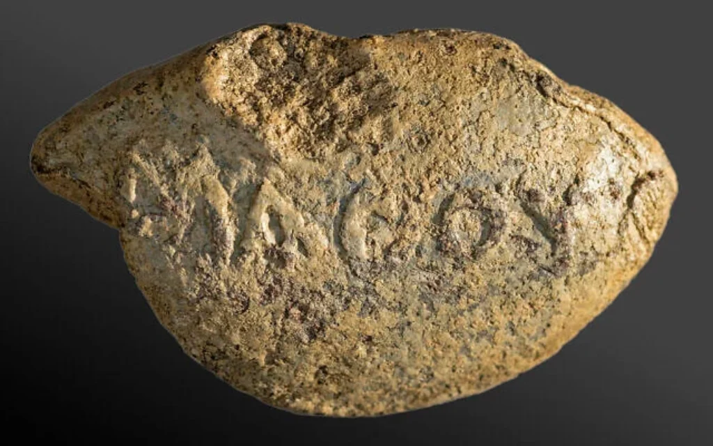 Une fronde vieille de 2 100 ans revêtue de l'inscription en Grec « Apprends » a été découverte à Hippos/Sussita. L'annoncen a été faite le 15 mars 2026. (Michael Eisenberg, Université de Haïfa) Une fronde vieille de 2 100 ans revêtue de l'inscription en Grec « Apprends » a été découverte à Hippos/Sussita. L'annoncen a été faite le 15 mars 2026. (Michael Eisenberg, Université de Haïfa)