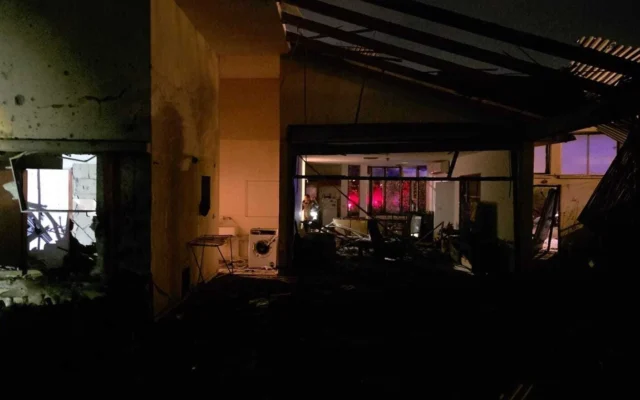 Les dégâts causés par l'impact d'une roquette dans le centre d'Israël, dans la matinée du 12 mars 2026. (Crédit : Magen David Adom)