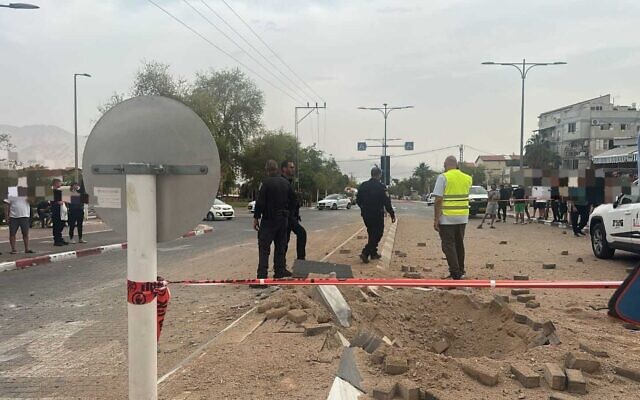 Lieu d'impact après qu'un missile iranien a visé Eilat, le 14 mars 2026. (Crédit : Police israélienne)