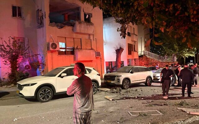 Le lieu de l'explosion d'une bombe à sous-munitions iranienne à Nesher, le 24 mars 2026. (Autorisation)