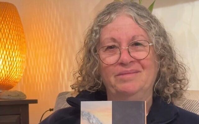 L'ancienne captive Aviva Siegel avec son nouveau livre, annoncé pendant la guerre entre les États-Unis et Israël contre l'Iran en 2026 (Crédit : Autorisation) L'ancienne captive Aviva Siegel avec son nouveau livre, annoncé pendant la guerre entre les États-Unis et Israël contre l'Iran en 2026 (Crédit : Autorisation)