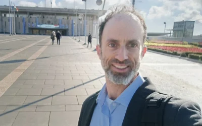 Zev Stub, journaliste du ToI spécialisé dans la diaspora, à la Knesset en Israël, le 25 février 2026 (Crédit : Autorisation)