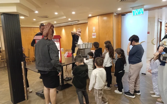 Les enfants des évacués de Beit Shemesh lors d’une fête d’anniversaire à l’hôtel Leonardo Plaza Jerusalem, le 8 mars 2026. (Crédit : Zev Stub/Times of Israel) Les enfants des évacués de Beit Shemesh lors d’une fête d’anniversaire à l’hôtel Leonardo Plaza Jerusalem, le 8 mars 2026. (Crédit : Zev Stub/Times of Israel)
