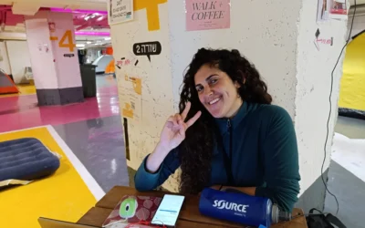 Gal, vivant temporairement dans l’abri du centre commercial Dizengoff Center à Tel Aviv, le 23 mars 2026 (Crédit : Zev Stub/Times of Israel)
