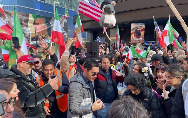 Une foule menée par des Irano-Américains se rassemble en faveur des États-Unis et d'Israël à Times Square, alors que les États-Unis et Israël mènent une campagne aérienne contre le régime iranien, le 1er mars 2026. (Crédit : Luke Tress/Times of Israel)