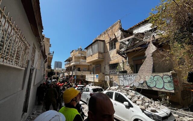 Les dégâts causés par une bombe à sous-munitions, dans une rue de Tel Aviv, le 22 mars 2026. (Crédit : Stav Levaton/Times of Israel)