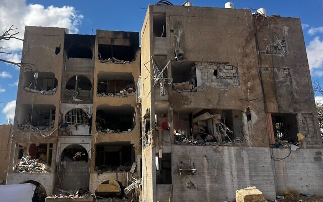 Un bâtiment endommagé sur le site de l'impact d'un missile balistique, à Arad, le 22 mars 2026. (Crédit : Stav Levaton/Times of Israel)