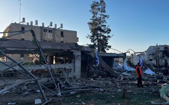 Le bâtiment détruit qui abritait autrefois un programme périscolaire destiné aux jeunes défavorisés de la ville de Dimona, à la suite d'un tir de missile balistique, le 22 mars 2026. (Crédit : Stav Levaton/Times of Israel) Le bâtiment détruit qui abritait autrefois un programme périscolaire destiné aux jeunes défavorisés de la ville de Dimona, à la suite d'un tir de missile balistique, le 22 mars 2026. (Crédit : Stav Levaton/Times of Israel)
