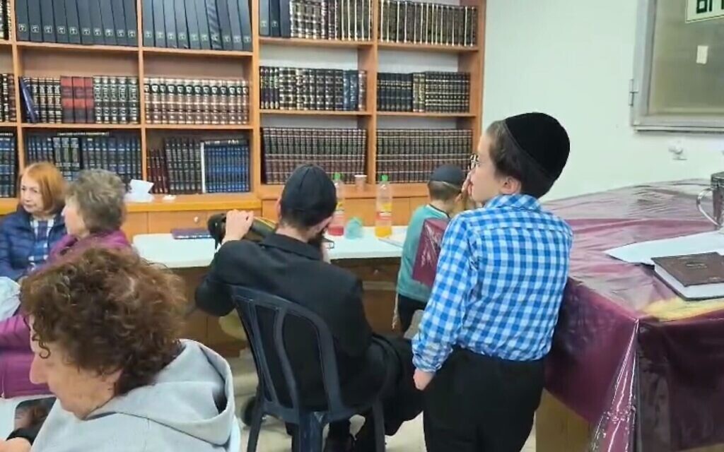 Des Israéliens réunis dans un abri antiatomique à double usage, qui sert également de synagogue, lors d’une alerte à une attaque de missiles iraniens à Arad, dans le sud d’Israël, le 25 mars 2026. (Crédit : Lilach Inbar Haviv) Des Israéliens réunis dans un abri antiatomique à double usage, qui sert également de synagogue, lors d’une alerte à une attaque de missiles iraniens à Arad, dans le sud d’Israël, le 25 mars 2026. (Crédit : Lilach Inbar Haviv)
