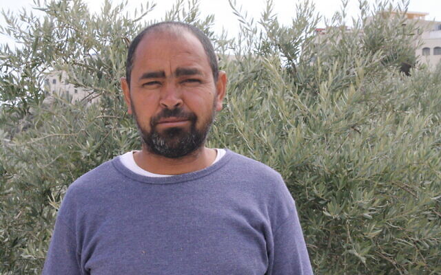 Youssef Zawahreh, ancien habitant de la communauté bédouine palestinienne déplacée de Khallet a-Sidra, évoque l’attaque menée par des habitants des implantations contre son village en janvier 2026, lors de laquelle sa maison a été incendiée, le 9 mars 2026. (Crédit : Jeremy Sharon/Times of Israel)