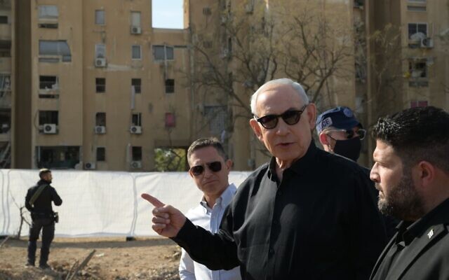 Le Premier ministre Benjamin Netanyahu visite le site d'impact d'un missile iranien à Beer Sheva le 6 mars 2026. (Crédit : Avi Ohayon/GPO)