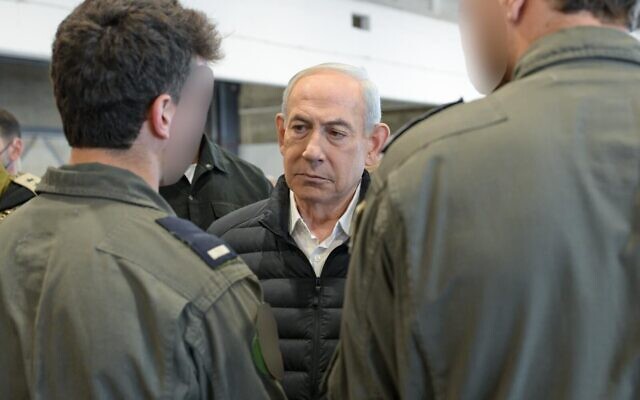 Le Premier ministre Benjamin Netanyahu, à la base aérienne de Palmachim, le 3 mars 2026. (Crédit : Maayan Toaf/Bureau de la presse gouvernementale) Le Premier ministre Benjamin Netanyahu, à la base aérienne de Palmachim, le 3 mars 2026. (Crédit : Maayan Toaf/Bureau de la presse gouvernementale)