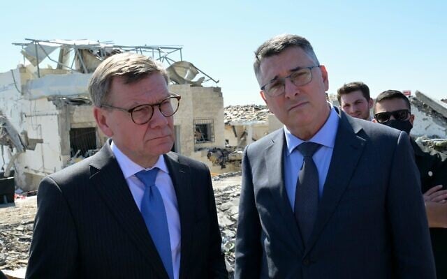 Le ministre des Affaires étrangères Gideon Saar (à droite) et son homologue allemand Johann Wadephul visitant le site où un missile iranien s'est abattu quelques jours plus tôt, à Beit Shemesh, le 10 mars 2026. (Crédit : Shlomi Amsalem/Bureau de la presse gouvernementale)