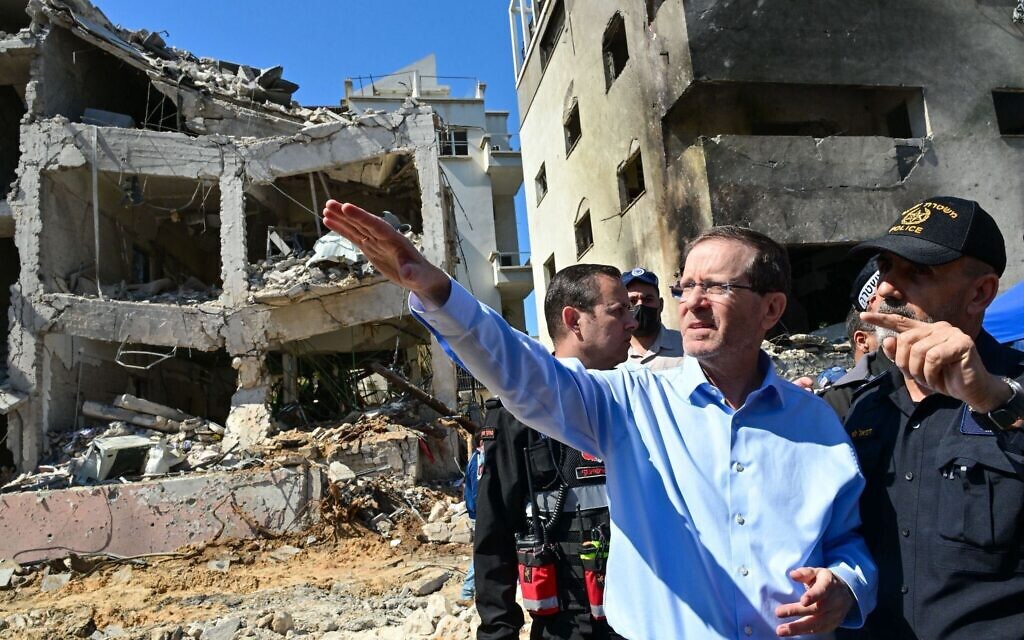 Le président Isaac Herzog sur les lieux d'une frappe meurtrière de missiles iraniens à Tel Aviv, le 1er mars 2026. (Crédit : Kobi Gideon/GPO)