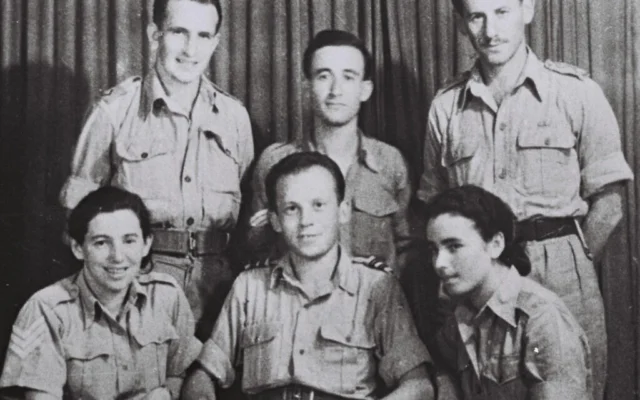 Des parachutistes juifs du Yishouv (communauté juive du temps de la Palestine mandataire). De droite à gauche,en partant du haut : Reuven Dafni, Zadok Doron, Abba Berdichev. Rangée du bas : Sara Braverman, Arieh Fichman, Haviva Reik.1944 (Domaine public via Wikimedia Commons)